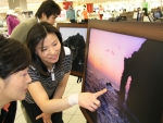 갤러리아백화점 콩코스에 전시된 독도 경관 사진을 고객들이 흥미롭게 지켜 보고 있다.