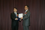1위 인증서를 수여받고 있는 웹젠 김남주 대표