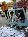 에너지시민연대는 3월30일 오전11시 명동에서 고유가극복을 위해 자가용이용을 자제하고 대중교통을 이용하자는 캠페인에서 자가용이용은 외화낭비와 대기오염을 가중시킨다는 의미에서 자가용