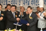 송도비치호텔 문병근 대표이사는 3월31일 송도비치호텔 2층 포럼홀에서 라마다 인터내셔날 아태담당 부사장 스티븐 영(Stephen Young)과 라인선스 계약 조인식을 가졌다.