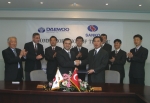 대우종합기계가 터키의 SANKO社와 지게차 OEM(주문자 상표부착) 생산을 위한 MOU를 체결하였다. (왼쪽 : 리자누어 메랄(Rizanur Meral) SANKO 사장, 오른쪽 