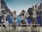 과천 서울대공원옆 원숭이학교의 일본 닛꼬 출신 원숭이들이 5일 오픈을 앞두고 펼친 공연 리허설에서 “독도는 한국땅”이라는 의미로 독도사진을 배경으로 사죄의 절을 올리고, 태극기를 