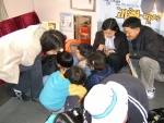 기차안에서 학부모와 학생들이 자기부상 팽이실험에 열중하고 있다. 