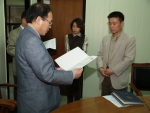경상대학교 도서관(관장 김정남)은 제41회 도서관 주간을 맞아 지난해 4월1일부터 올 3월말까지 1년 동안 도서대출을 가장 많이 한 교수, 직원, 학생 등 16명을 뽑아 15일 오