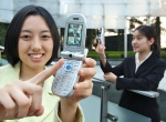 삼성전자가 세계 최초로 CDMA2000과 WCDMA망 사이의 통화 끊김 현상을 해결한 「전천후 WCDMA폰」(모델명:SCH-W120)을 개발 완료하고 본격 공급에 나섰다.