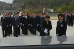 2005.4.18 이명박 서울시장과 25개 구청장은 함께 용산역에서  KTX열차를 타고 광주에 내려갔다. 광주에 도착한 후 먼저 국립 5.18묘지를 참배하였다.