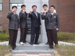 2005년 볼보어드벤처 본선에 진출한 광주 조선대학교 부속고등학교 정수채 선생님과 제자들. 좌로부터 한상준, 김종민, 정수채 선생님, 노기영, 유엽 