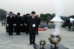 손학규 경기도지사가 4월 19일 4.19 국립묘지에 분향한 후 묵념하고 있다