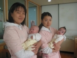 웹젠 여직원모임에서 직접 기안해 실천하고 있는 미혼모 아기 목욕봉사. 한달에 한 번 정기적으로 실시하고 있다.