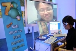 '2005년 외국기업 전문인력 채용박랍회'에서 지난 21일 MSN 메신저 7.0의 풀스크린 화상채팅을 통해 면접관과 구직자가 실시간 면접하고 있는 모습