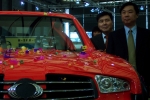 상하이자동차그룹(SAIC Motor) 천홍 총재와 쌍용자동차 소진관 대표이사 사장이 21일 상하이모터쇼 프레스데이행사에 참석해 쌍용자동차가 출품한 소형 SUV 컨셉트카 라오켄을 공