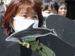 환경운동연합 회원들이 서울 도심 한복판에서 고래 보호 캠페인을 벌이고 있다. 