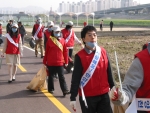 신세계I&C(www.sinc.co.kr 사장 이상현)는 고척교에서 광명대교까지 1.6킬로미터 구간에 이르는 안양천 주변에서 ‘1사 1천 가꾸기’ 행사를 진행했다. 