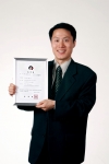 분리형 항온항습장치의 발명자인 한국증권전산 박진우 대리가 특허증과 함께 포즈를 취하고 있는 모습