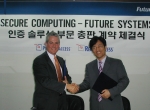 빈센트 스키아보 (Vincent M. Schiavo) 시큐어컴퓨팅 수석부사장(왼쪽)과 정영조 퓨쳐시스템 부사장(오른쪽)