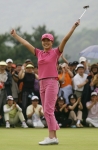 FnC코오롱(대표이사:제환석)의 골프 브랜드 엘로드가 우수고객을 초청, 美LPGA 신인왕 안시현 선수와 함께 동반 라운딩을 하는 골프 이벤트를 진행한다. 사진은 2004년 X캔버스