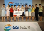 GS홈쇼핑 쇼핑호스트 선발대회 최종 합격자들이 사원증을 들고 환하게 웃고 있다. 
