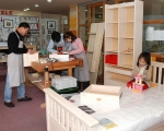헤펠레 DIY 목공방에서 가족들이 화목하게 가정에 필요한 가구를 제작하고 있는 모습