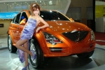28일, 쌍용자동차가 「2005서울모터쇼」프레스데이 행사에서 힘과 젊음의 SUC(Sports Utility Coupe) 컨셉트카 'XCT'를 관람객들에게 선보이고
