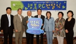 사진 좌측부터 행사에 참석한 SK텔레콤 이형희 CR전략실장, 시민사회단체연대회의 이강현 공동대표, 박상증 공동대표, SK텔레콤 조중래 홍보실장, 열린우리당 유승희 의원, 한국여성재