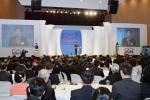 한국국제전시장(KINTEX)에서 개막된 2005 서울모터쇼에서 노무현 대통령 등 귀빈이 참석한 가운데 손학규 경기도 지사가 개막식 축사를 하고 있다. 
