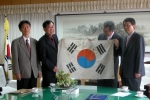 왼쪽부터 최영태 전남대 5.18연구소장, 정용화 대표, 강정채 전남대총장, 송정민 전남대 교육연구처장
