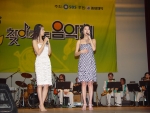 불우이웃과 자원봉사자 등 500여명이 참석한 가운데 '찾아가는 음악회' 4회 공연을 양천문화회관에서 개최했다. 사진은 초대가수 김완선(우)과 SBS 박은경 아나운