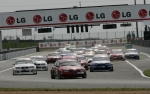 지난주말 프랑스 Magny-Cours에서 열린 ‘WTCC’ 시상식. LG로고가 뚜렷이 보이는 스타트 라인에서 참가 차량들이 일제히 출발하고 있다.