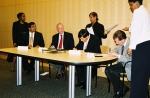 삼성전기 기술총괄(CTO)고병천 전무가 삼성-조지아RF연구센터 제휴문서에 서명을 하고있다.(좌측부터 Joy Laskar(조지아 전자연구소 교수), Craig Lesser(조지아 주