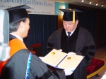 관동대(총장 한동관)는 5월 3일 오전 10시 유니버스텔 8층 이벤트홀에서 몽골의 잉크볼트 울란바타르 시장에게 명예정치학박사 학위를 수여했다.