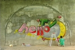 HELLO TV의 로고를 거리벽화로 그리는 학생