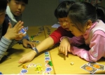 보드게임으로 떠나는 여행을 즐기는 어린이들