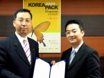산업포털 다아라 엄종복 이사(오른쪽)와 경연전람 오준석 본부장이 업무협조 조인식을 갖고 포즈를 취하고 있다.
