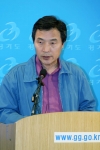 손학규 경기도지사가 8일 오전 11시 도청 브리핑룸에서 기자회견을 하고 있다. 