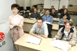 LG화학 기술연구원에 근무중인 외국인 연구원들이 퇴근 후 한국어를 배우고 있는 모습.