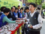정대종 우리홈쇼핑 사장(왼쪽 2번째)과 김형 서울 YWCA 회장(왼쪽 1번째), 최수경 서울 YWCA 사무총장(왼쪽 3번째) 등이 앞치마를 두르고 등교하는 학생에게 직접 만든 주먹