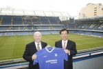 삼성전자와 첼시는 25일(현지시간) 런던의 첼시구장(스탬포드브리지(Stamford Bridge))에서 구주총괄 김인수(金寅洙)부사장과 첼시의 피터 캐년(Peter Kenyon)사장