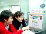 '만만이'를 즐기고 있는 남녀의 모습