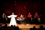 북측‘금강산 예술단’이 금강산호텔 소극장에서 여성독창으로 ‘찔레꽃’을 공연하는 모습