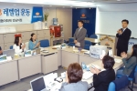 12일 오전, 신동아화재 강남지점 산하 각 영업소 조회에 명예점포장으로 발령받은 본사 직원들이 참석, 설계사들의 영업활동을 독려하고 각종 건의사항과 현안에 대해 토론하는 행사를 벌