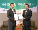 김종열하나은행장이 유인촌서울문화재단 대표에게 기부금 1억원 증서를 전달하는 모습임
