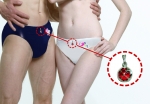 팬티앞과뒤에 남녀모두공통적인 로즈마리향 향수 모티브가 달려있고
원포인트나염을 접목시켜 발랄한 느낌을 주어 연인끼리 선물용으로 적합한 제품.