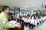 손학규 경기도 지사가 5월 12일 성남시에 위치한 양영공고에서 1일 명예교사로 학생에게 강의를 하고 있다.
