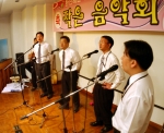 한진해운 직원들이 본사 23층 소강당에서 열린 작은 음악회에서 합창을 하고 있다.