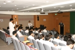 강의를 마친 오세훈교수에게 순천향대병원 비뇨기과 송윤섭교수가 질문을 하고있다. 