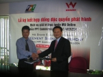 뮤 베트남 진출 계약을 체결하는  FPT Communications의 Le Quang Tien부사장(左)과 웹젠 김원선 전무(右)
