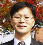 경상대학교 농업생명과학대학 축산과학부 김진회(金珍會·낙농학전공, 사진) 교수팀은 복제동물이 정상적인 동물보다 일찍 죽는 원인을 세계 처음으로 규명했다고 16일 밝혔다. 