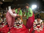 삼가례 축사가 끝난 후 주례자가 남학생에게는 冠을, 여학생에게는 족두리를 씌워주고 있는 모습. 
