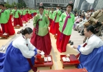 서울시에서는  5월 16일 제33회 성년의날을 맞이하여 시청 앞 서울광장에서 성년의날 기념행사와 전통관례재현 등 다채로운 행사가 개최되었다