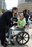 제33회 성년의날을 맞이하여 성년의 날 기념식행사는 오전 10시 30분 서울광장 상설무대에서 모범청년 및 청소년지도자 19명에게 서울사랑시민상 수여하였다.